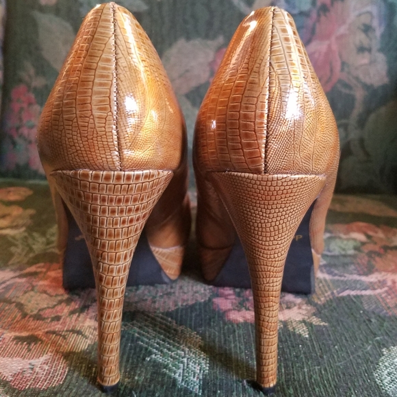 Dollhouse Metallic Platform Heels w/ Bows - Picture 7 of 8